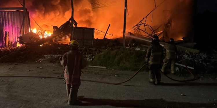 Voraz incendio arrasó fábrica de colchones en Malambo durante la madrugada