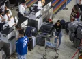 Pasajeros en Venezuela se ven obligados a viajar por tierra a Colombia para poder volar al extranjero