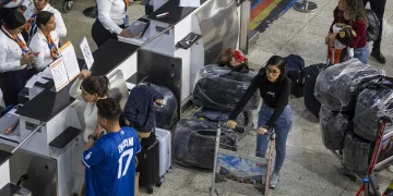 Pasajeros en Venezuela se ven obligados a viajar por tierra a Colombia para poder volar al extranjero
