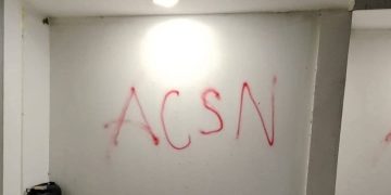 Aparecen grafitis con siglas de presunto grupo armado ilegal en Fonseca y generan alarma entre los habitantes