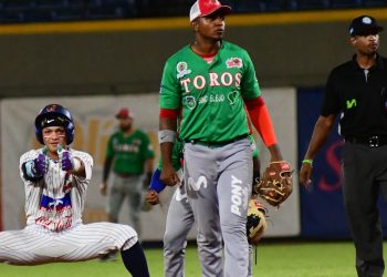 Caimanes arrasó a Toros con noche perfecta en el Édgar Rentería