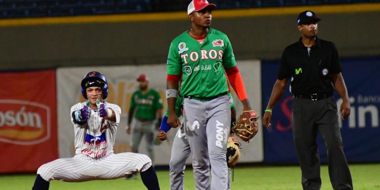Caimanes arrasó a Toros con noche perfecta en el Édgar Rentería