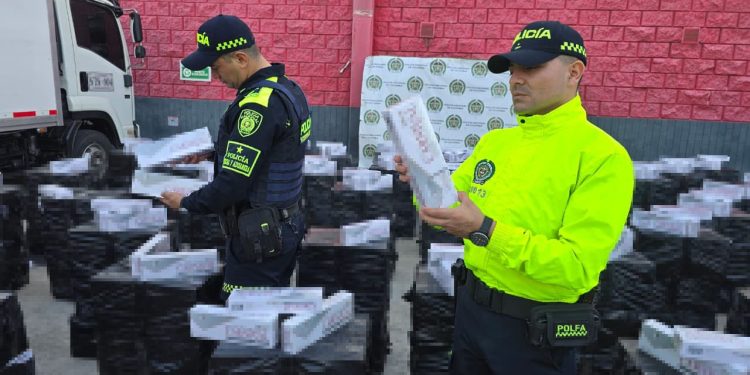 Incautadas 64.500 cajetillas de cigarrillos ocultas en caleta de un vehículo tipo furgón en Barranquilla