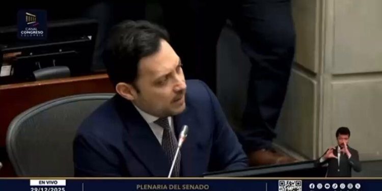 Motoa pidió continuar debate sobre emergencia económica pese a ausencia del Gobierno