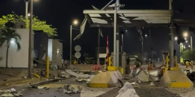 Atentado con explosivos arrasa el peaje La Lizama en la Ruta del Cacao: un herido y caos vial
