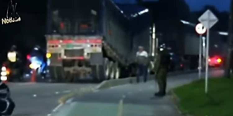 Camión con explosivos ANFO queda varado en la calle 234 de Bogotá