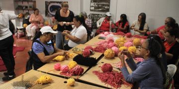 Barranquilla presenta el primer árbol de Navidad tejido en croché en Colombia