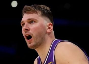Luka Doncic enciende las alarmas en los Lakers tras salir lesionado