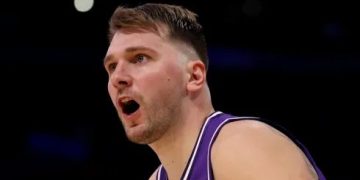 Luka Doncic enciende las alarmas en los Lakers tras salir lesionado