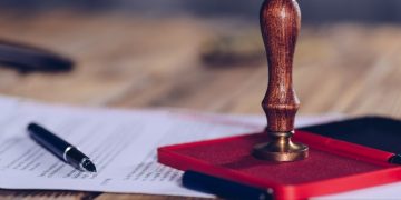 Sanción de 17 años y seis meses a oficial de migración que facilitó tráfico de migrantes mediante uso de sellos oficiales