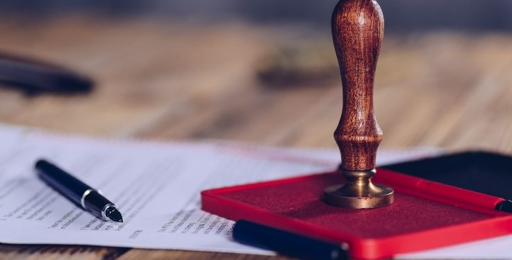 Sanción de 17 años y seis meses a oficial de migración que facilitó tráfico de migrantes mediante uso de sellos oficiales