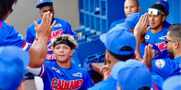 Salvador lidera la barrida de Caimanes sobre Tigres