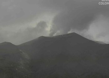 Volcán Puracé emitió ceniza en tres ocasiones y mantiene actividad sísmica elevada
