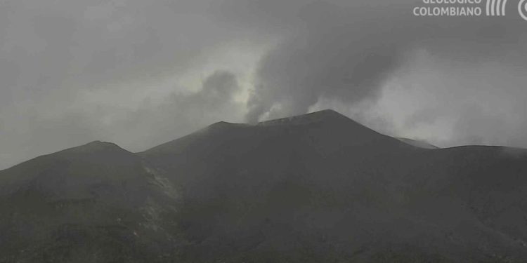 Volcán Puracé emitió ceniza en tres ocasiones y mantiene actividad sísmica elevada
