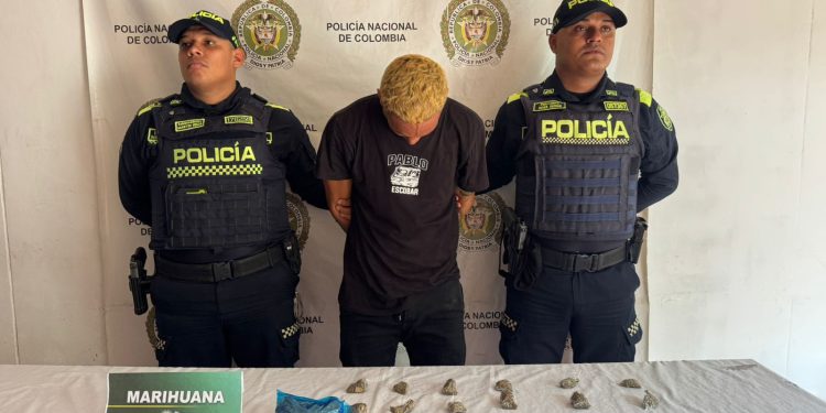 Policía captura en flagrancia a presunto expendedor de drogas en Campo de la Cruz