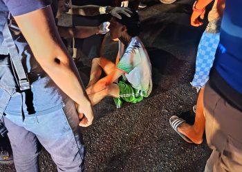 Accidente de tránsito en la calle 30 deja dos jóvenes lesionados tras choque entre carro y motocicleta