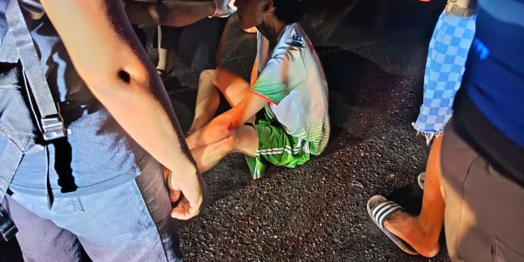 Accidente de tránsito en la calle 30 deja dos jóvenes lesionados tras choque entre carro y motocicleta