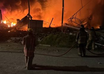 Incendio arrasó con fábrica de colchones en Malambo durante la madrugada del 31 de diciembre