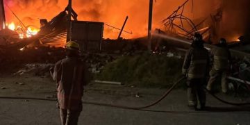 Incendio arrasó con fábrica de colchones en Malambo durante la madrugada del 31 de diciembre