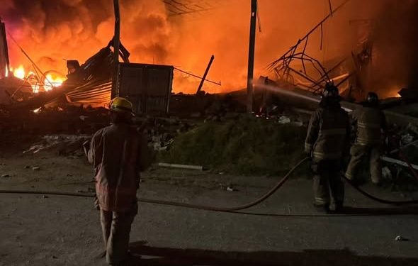 Incendio arrasó con fábrica de colchones en Malambo durante la madrugada del 31 de diciembre