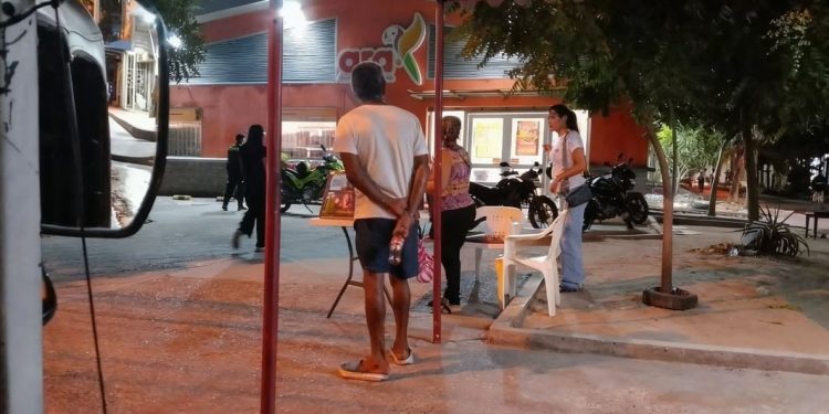 Asalto armado en Tienda ARA de Soledad 2000: siete hombres irrumpieron en motocicletas