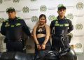 Se reía mientras la retrataban: capturan a mujer con dos armas en Sabanalarga