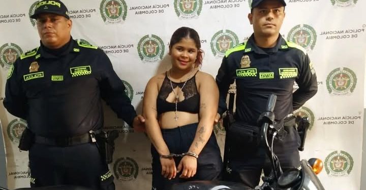 Se reía mientras la retrataban: capturan a mujer con dos armas en Sabanalarga