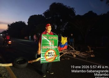 Bloqueo en la vía oriental de Sabanagrande por protesta contra peajes