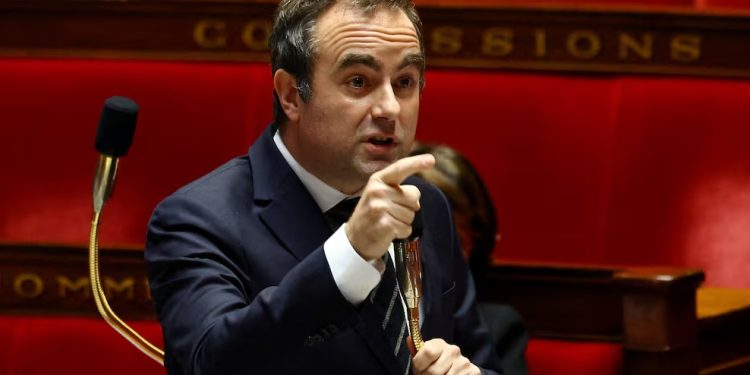 Primer ministro de Francia enfrenta mociones de censura tras aprobar presupuesto sin aval del Parlamento