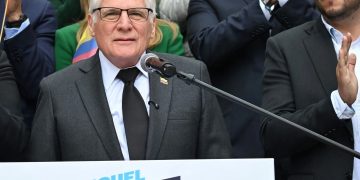 Miguel Uribe anuncia que seguirá en la contienda política