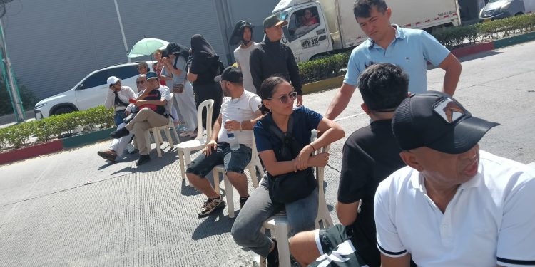 Protesta de trabajadores del CC Tierra Santa mantiene bloqueada la Vía La Cordialidad