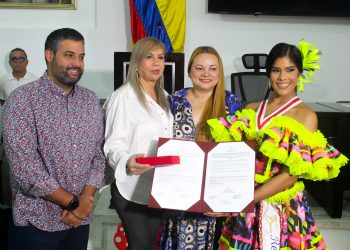 Asamblea del Atlántico condecoró a la embajadora del Carnaval del Atlántico 2026, Stefanny Martínez