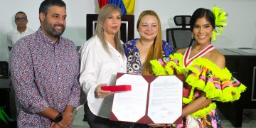 Asamblea del Atlántico condecoró a la embajadora del Carnaval del Atlántico 2026, Stefanny Martínez