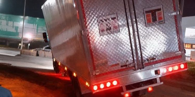 En la Circunvalar camión pierde el control y termina atravesado en la vía sin heridos