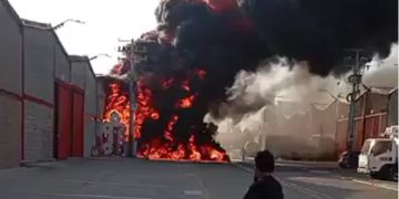 VIDEOS: Incendio de gran magnitud afecta bodegas del centro logístico Stock Caribe