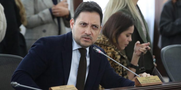 Senador Motoa critica al Gobierno por no asistir al debate sobre decreto de emergencia económica