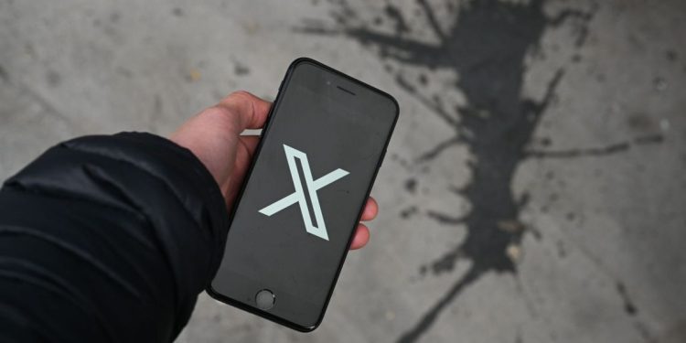 Denuncian en X uso de la IA para crear imágenes de mujeres en bikini sin consentimiento