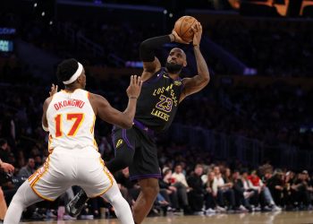 LeBron desafía al tiempo y redefine la longevidad en la NBA