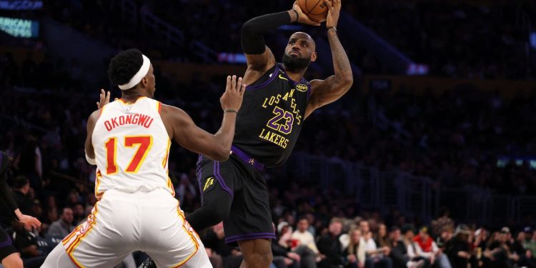 LeBron desafía al tiempo y redefine la longevidad en la NBA