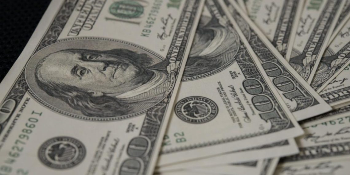 Dólar vuelve a caer y abre por debajo de los $3.700