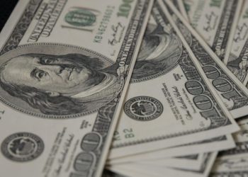 Dólar vuelve a caer y abre por debajo de los $3.700