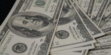 Dólar vuelve a caer y abre por debajo de los $3.700