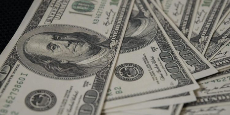 Dólar vuelve a caer y abre por debajo de los $3.700