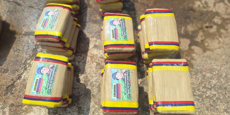 Incautan 278 paquetes de droga en embarcación interceptada en el Darién; capturan a dos hombres