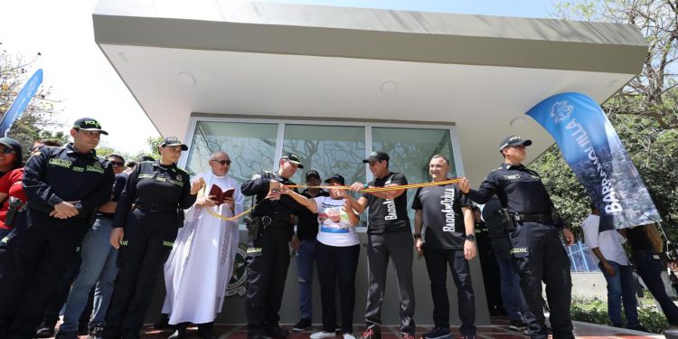 “Estamos más firmes que nunca con la seguridad de Barranquilla”: alcalde Char entrega nuevo CAI en La Victoria