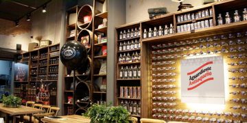 Golpe al bolsillo en 2026: ron, aguardiente y whisky se disparan tras IVA del 19% por emergencia económica