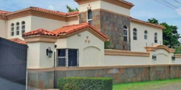 Lujosa residencia en Managua donde viviría Carlos Ramón González, prófugo por caso UNGRD