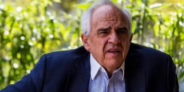 Ernesto Samper propone “desalarización” para frenar impacto del salario mínimo en la inflación