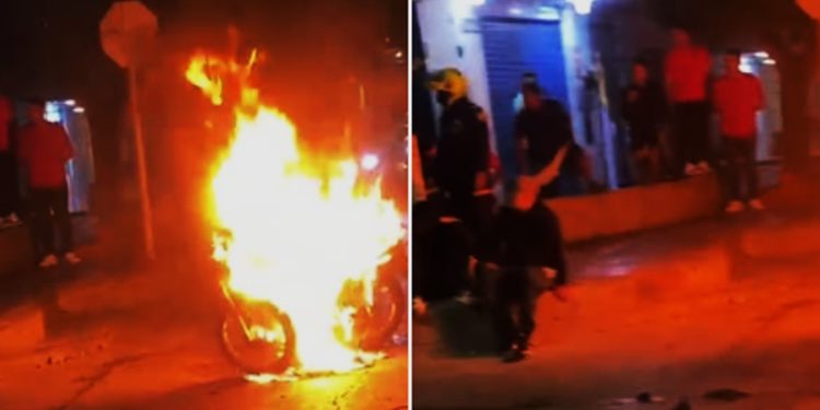 Intento de atraco termina en caos: comunidad reduce a dos presuntos ladrones y quema su motocicleta