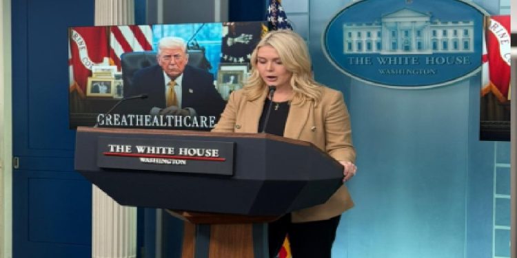 María Corina Machado se reúne con Trump y entrega medalla de reconocimiento